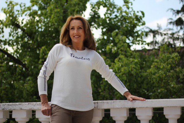 sportlicher Feinstrickpulli weiß mit Pailletten am Ärmel in Größe S und M