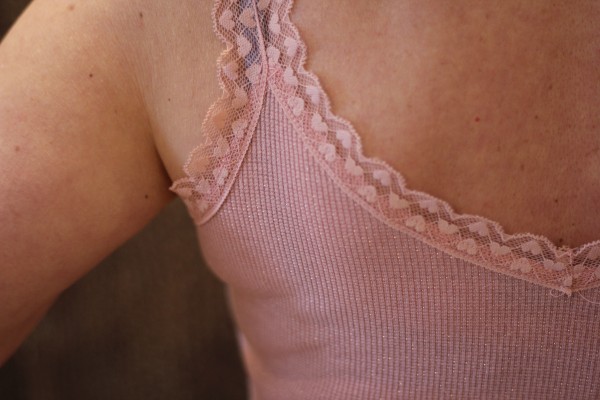 Ripp-Top mit Knopfleiste und Herzspitzenrand in rose Gr. S/M