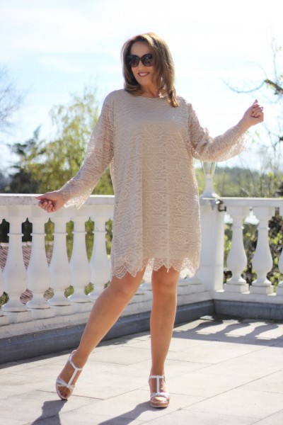 elegantes beiges Rosenkleid mit Spitzenverzierung und Unterfutter in Größe 42/44
