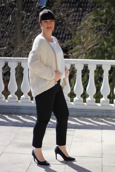 Strickjacke beige mit Glitzerzierleiste