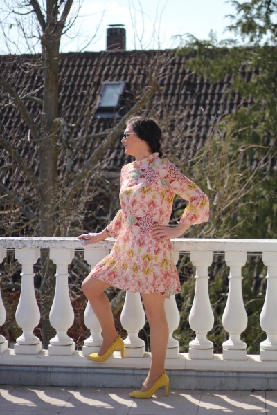 modisch bedrucktes Kleid in rose/pistazie mit angesagtem Volant-Saum in ONE SIZE