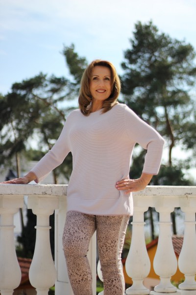 Rundhals-Pulli in rose mit silbernen Fäden in Größe L/XL