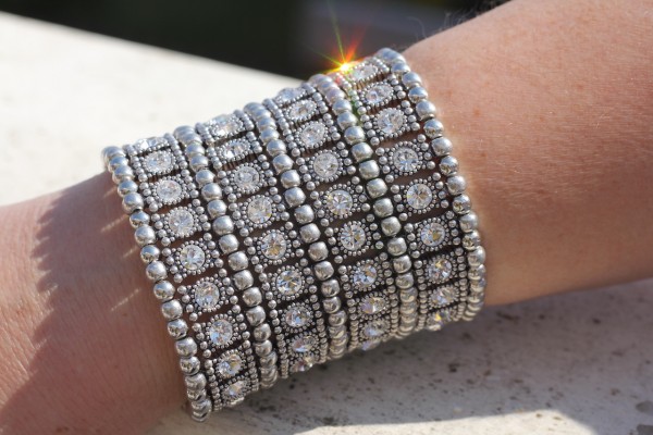 Armband mit Glitzersteinen und Kugelornamenten, ein ´toller Blickfang´