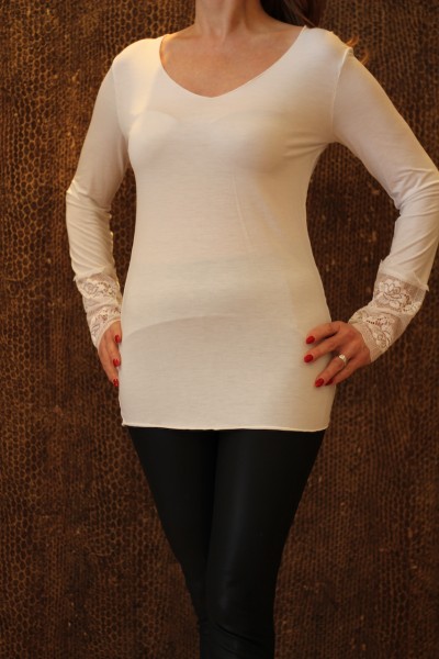 Longshirt weiß mit verspielter Spitze am Armbund