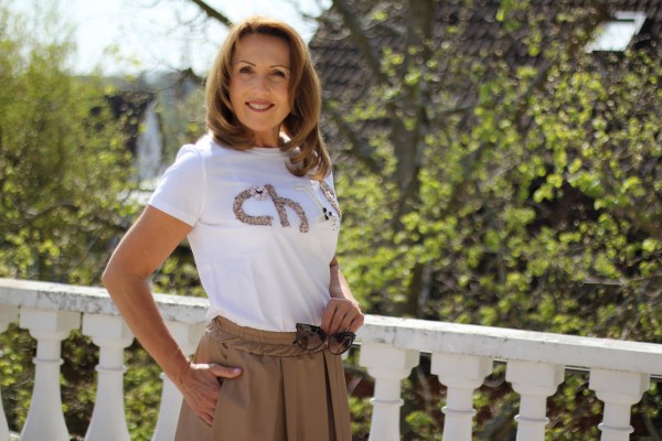 T-Shirt weiß mit ´Chie´ Applikation in Größe S/M