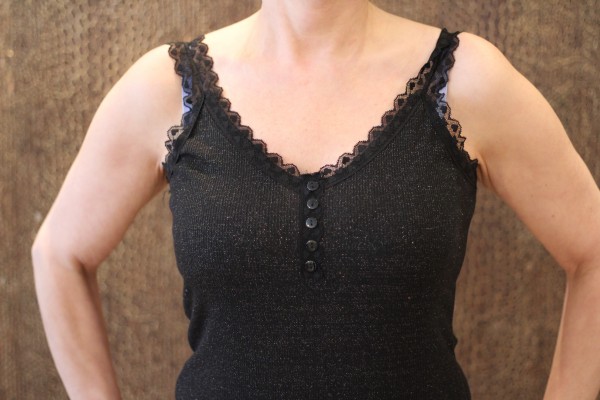 Ripp-Top mit Knopfleiste und Herzspitzenrand in schwarz Gr. L/XL