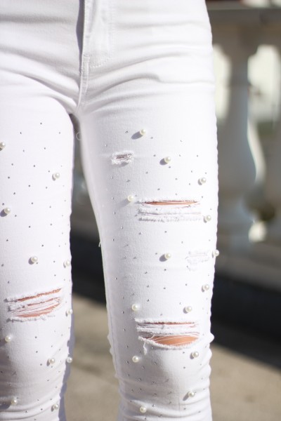 bestickte zerrisene Jeans mit Perlen in weiß in Größe 38 und 40