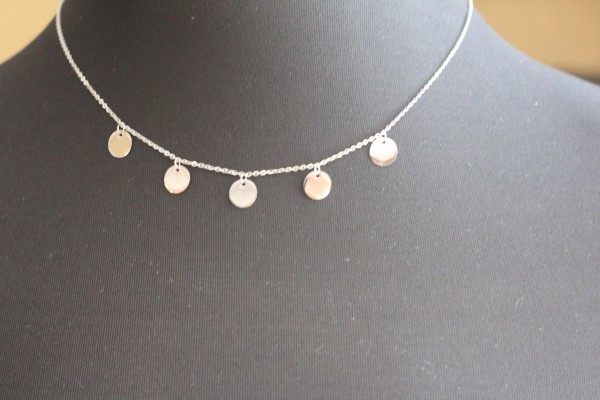 feine Kette mit 5 Plättchen