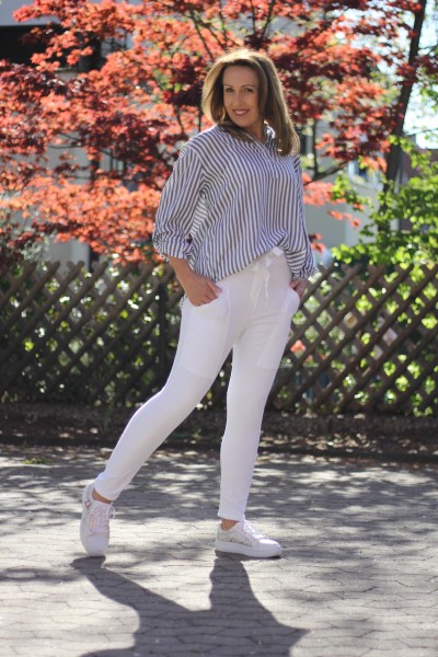 weiße Hose mit Tunnelzug und Spitzenlook am Vorderbein in ONE SIZE