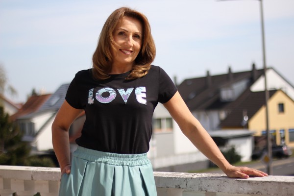 T-Shirt in schwarz mit ´LOVE´ Lederapplikation in Größe S/M
