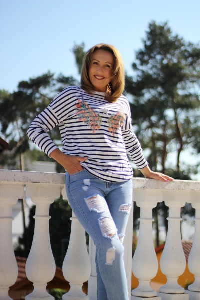 weiß-blaue Bluse mit V-Ausschnitt mit Print ´Engelsflügel´ in Größe L